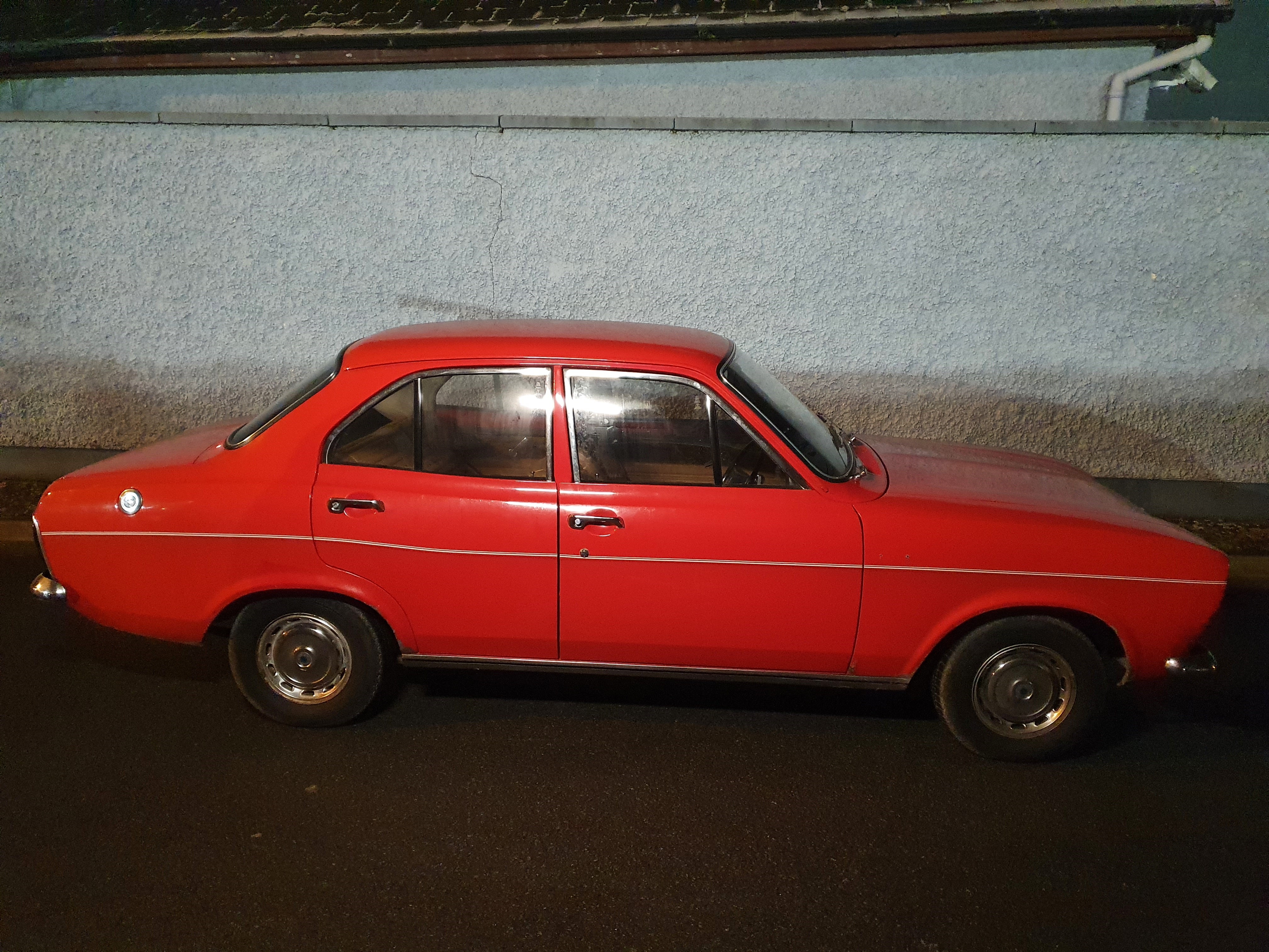 Red Ford Escort ()